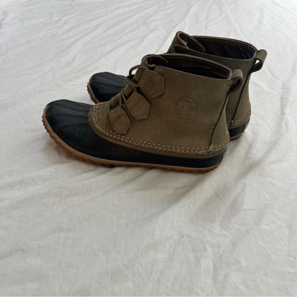 Sorel khaki green rain or snow boots, ankle duck boots